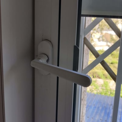 ידית חלון אלומיניום לבנה עם תריסים