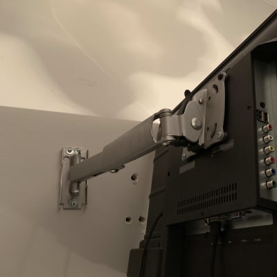 זרוע מתכתית מחוברת לקיר עם טלוויזיה