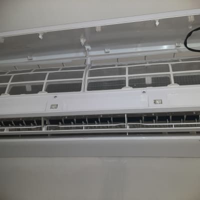 מזגן פתוח עם מסננים גלויים וניקוי