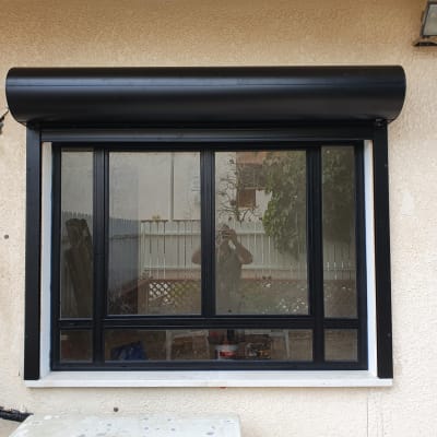 חלון אלומיניום עם תריס גלילה שחור
