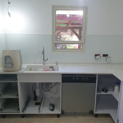 זכוכית שקופה על הקיר מעל הכיור במטבח