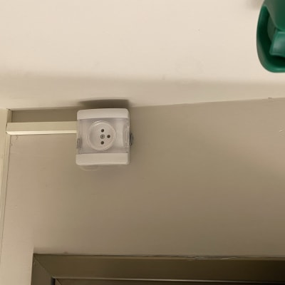 שקע חשמלי עם כיסוי שקוף על קיר