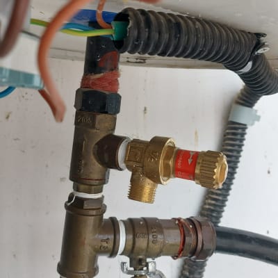 צנרת ומחברים של דוד שמש עם ברזים