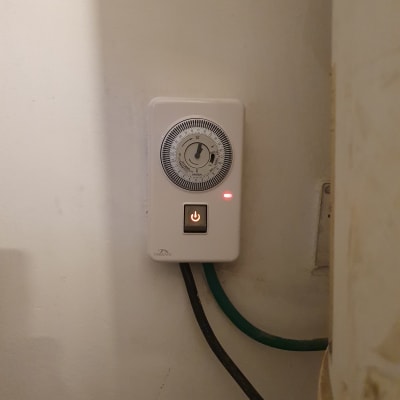 טיימר חשמלי עם כפתור הפעלה מואר