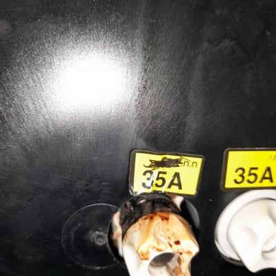 נתיך חשמלי עם סימון 35A על רקע שחור