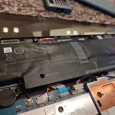 סוללת מחשב נייד פתוחה עם חיבורים פנימיים