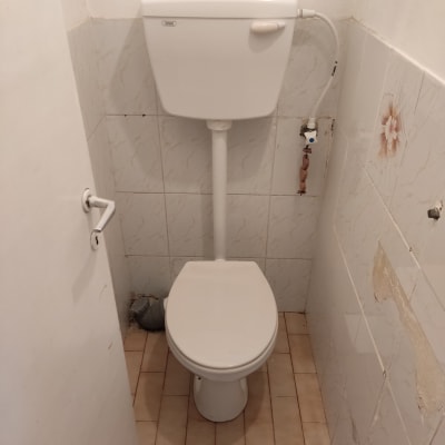 אסלה עם ניאגרה, צינור מים וברז