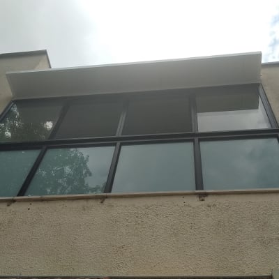 חלונות אלומיניום גדולים בבניין