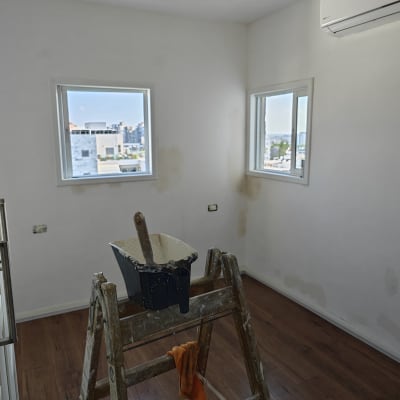 סולם עם דלי ומברשת בחדר צביעה