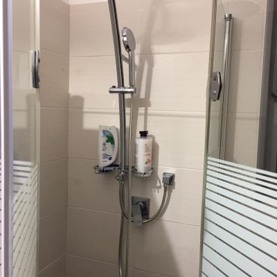 ראש מקלחת, צינור מים, מתקן סבון, דלת זכוכית