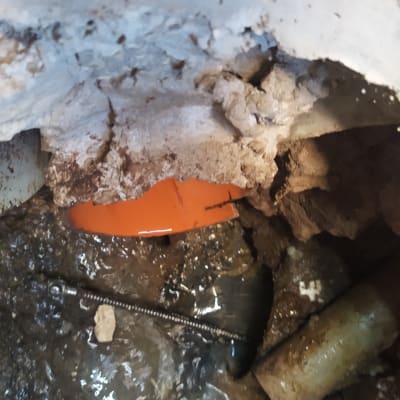 צינור שבור עם מים זורמים ותיקון זמני