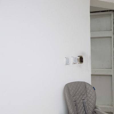 חוטי חשמל חשופים בקיר לבן