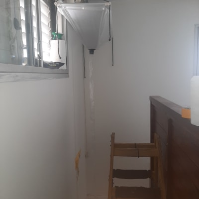 מערכת אוורור עם צינור ליד חלון פתוח