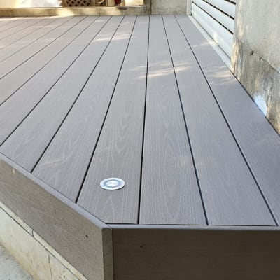 דק עץ חום עם תאורה שקועה בפינה