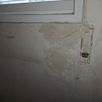 לפני - נזק באזור החלון והתריס