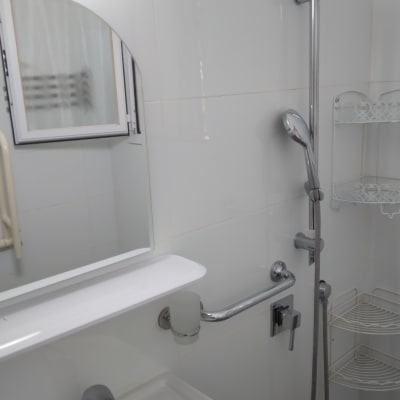 מקלחת עם מדף, מראה וברזים לניקוי