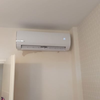 מזגן מותקן על קיר עם תצוגת טמפרטורה 28 מעלות