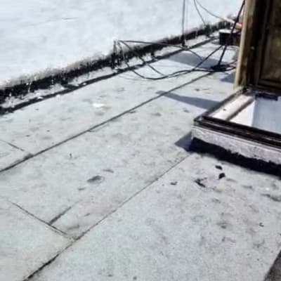 גג עם חומרי איטום, כבלים וכלי עבודה