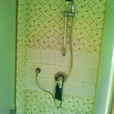 מקלחת עם אריחים ודוש מותקן