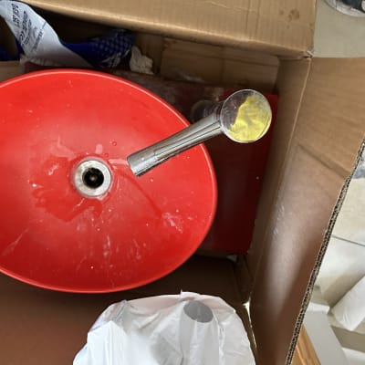 כיור אדום עם ברז בתוך קופסה