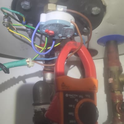 מד מתח מחובר לחוטים בדוד שמש