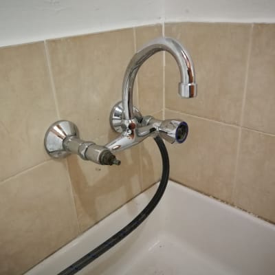 ברז מים עם צינור גמיש בכיור