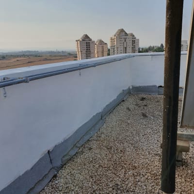 איטום גג עם יריעות ביטומניות ואבנים קטנות