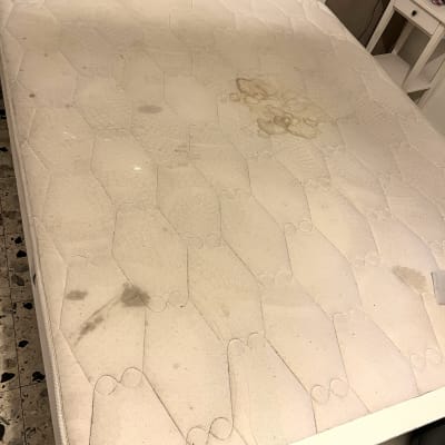 מזרן עם כתמים כהים ולכלוך גלוי