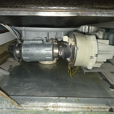 מנוע חשמלי ומחברים בתוך מכשיר חשמלי