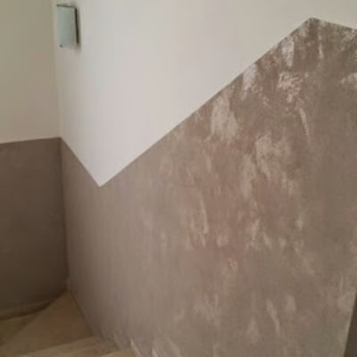 קיר צבוע בטקסטורה מיוחדת ליד מדרגות