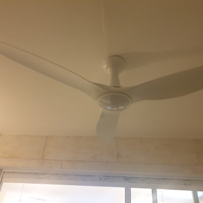 מאוורר תקרה לבן מותקן על תקרה