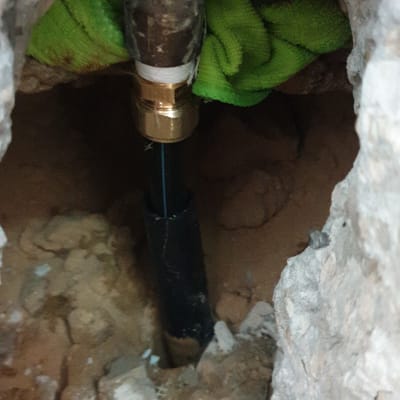 צינור מים עם חיבור מתכת ובד ירוק