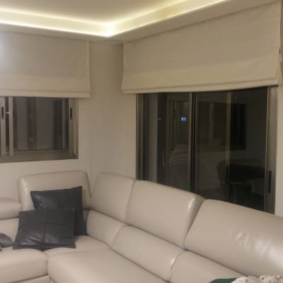 סלון עם ספה לבנה וכריות כהות