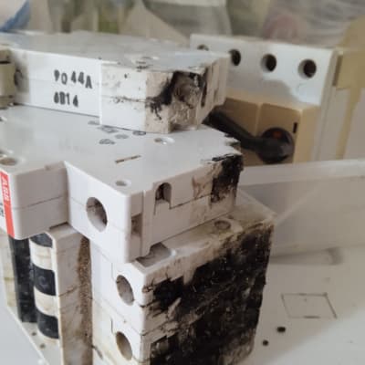 מפסקי חשמל עם סימני שריפה ונזק