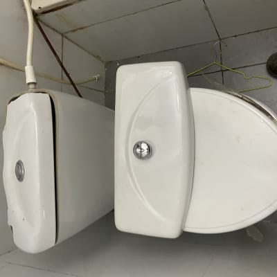 אסלה ומיכל הדחה עם צינור מים