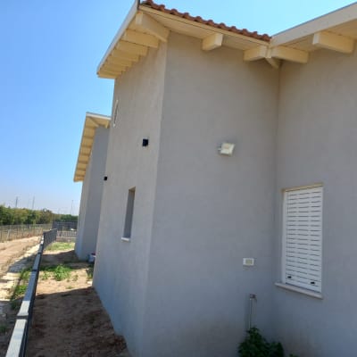 תאורת חוץ מותקנת על קיר בית