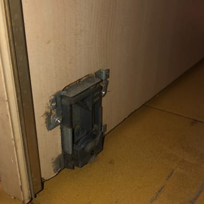 חלק תחתון של דלת עם מנגנון נעילה מתכתי