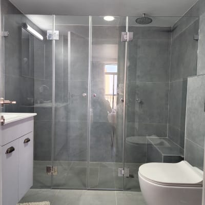 מקלחון זכוכית עם ראש מקלחת עגול בתקרה