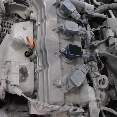 מנוע רכב עם כבלים ומחברים חשמליים