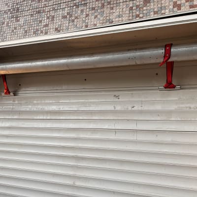 תריס מתכת עם רצועות אדומות לתמיכה