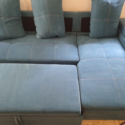 ספה כחולה עם כריות תואמות