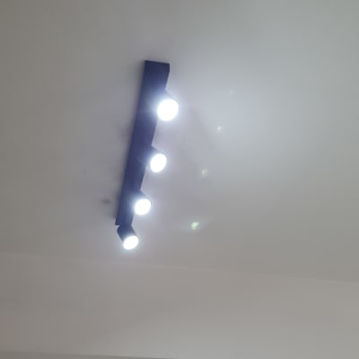 תאורת תקרה עם ארבעה פנסים דולקים