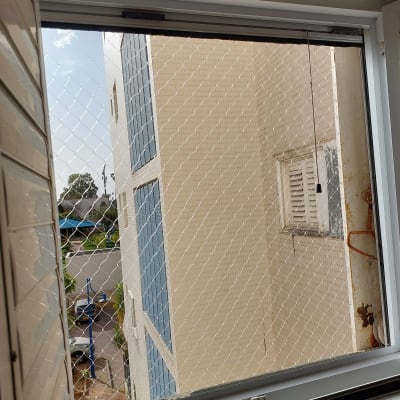 רשת הגנה לחלון למניעת כניסת יונים