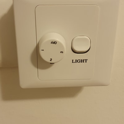 מתג תאורה עם כפתור סיבובי ומתג לחיצה