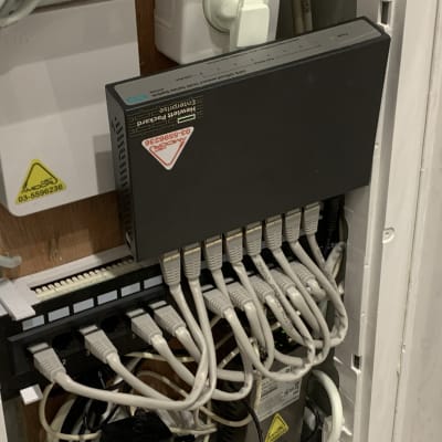 מתג רשת עם כבלים מחוברים בארון תקשורת