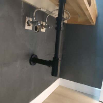 צינורות מתחת לכיור עם חיבורים