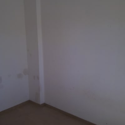 קיר לבן עם סימני תיקון ושריטות