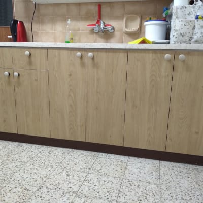 ארונות מטבח מעץ עם קומקום אדום וסבון כלים