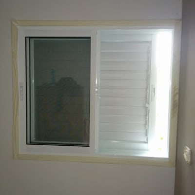 חלון אלומיניום עם תריסים לבנים