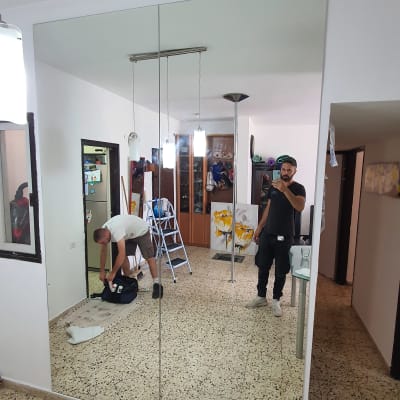 מראה גדולה על קיר לבן בחדר